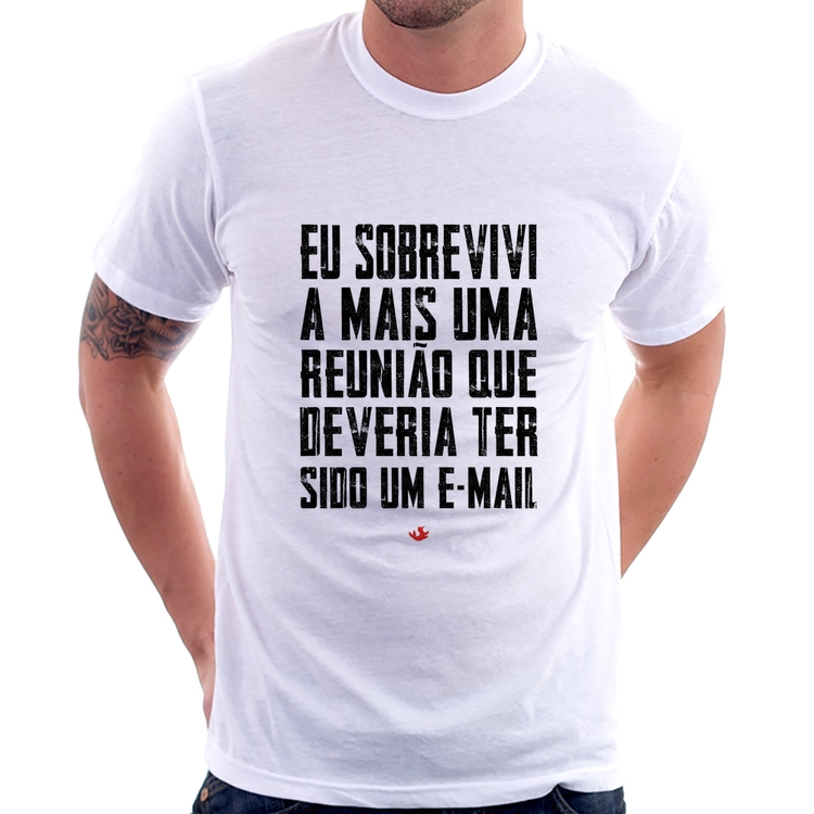 Camiseta Eu sobrevivi a mais uma reunião que deveria ter sido um e-mail