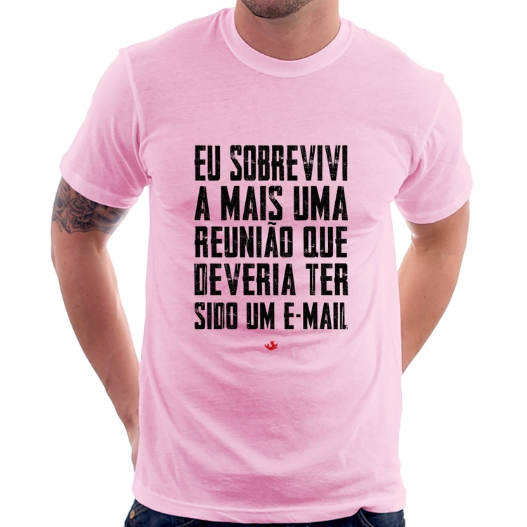 Camiseta Eu sobrevivi a mais uma reunião que deveria ter sido um e-mail - Rosa Bebê