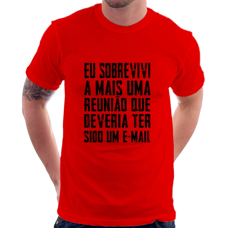 Camiseta Eu sobrevivi a mais uma reunião que deveria ter sido um e-mail - Vermelha