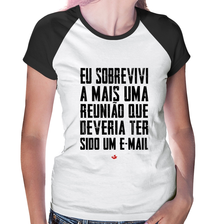 Baby Look Raglan Eu sobrevivi a mais uma reunião que deveria ter sido um e-mail