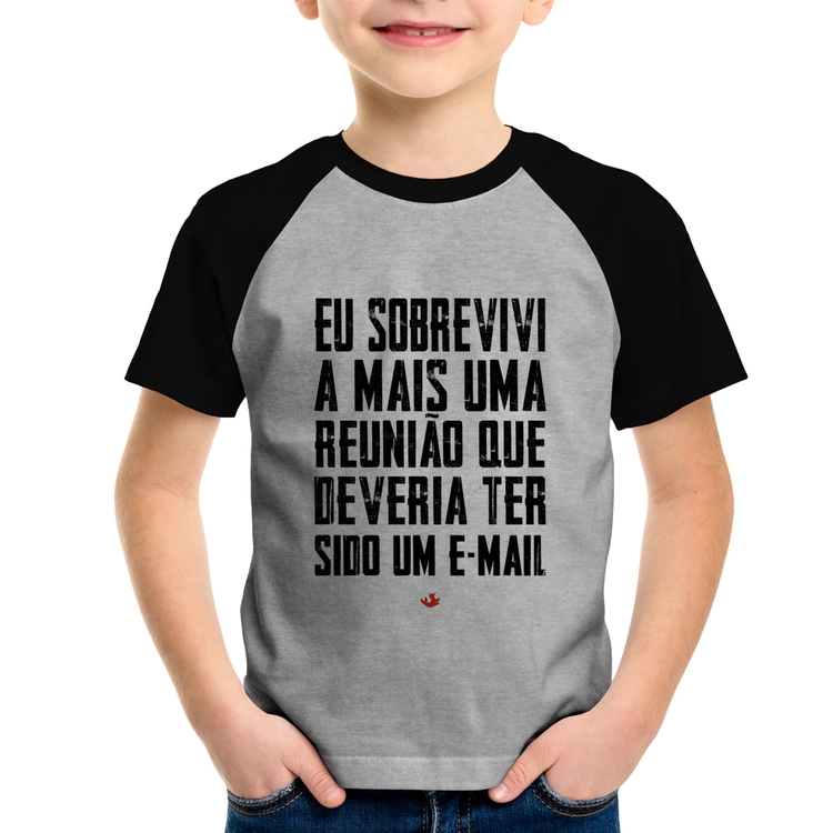 Camiseta Raglan Infantil Eu sobrevivi a mais uma reunião que deveria ter sido um e-mail - Cinza/Preto