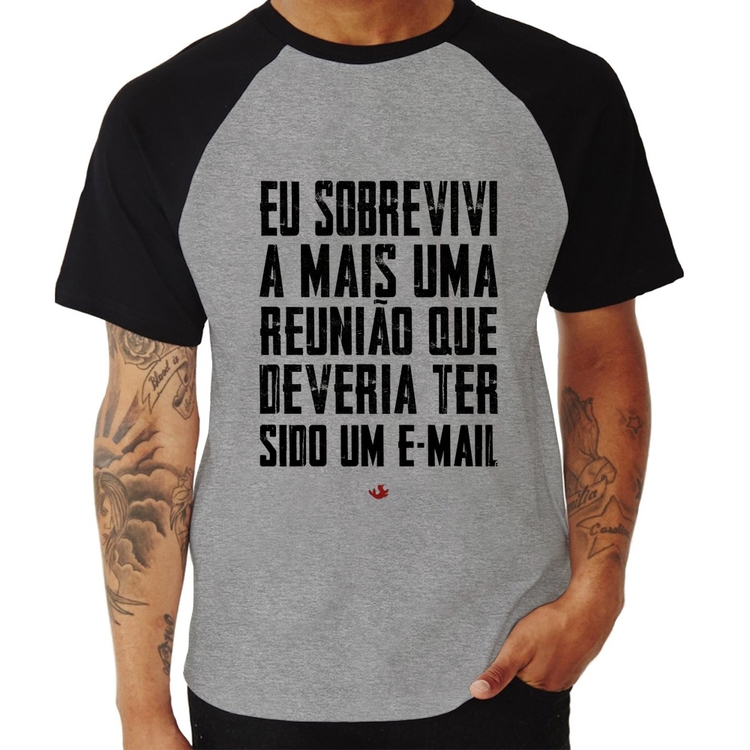 Camiseta Raglan Eu sobrevivi a mais uma reunião que deveria ter sido um e-mail - Cinza/Preto
