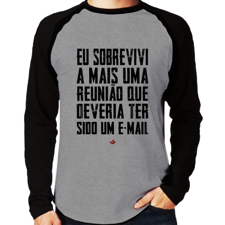 Camiseta Raglan Eu sobrevivi a mais uma reunião que deveria ter sido um e-mail Manga Longa - Cinza/Preto