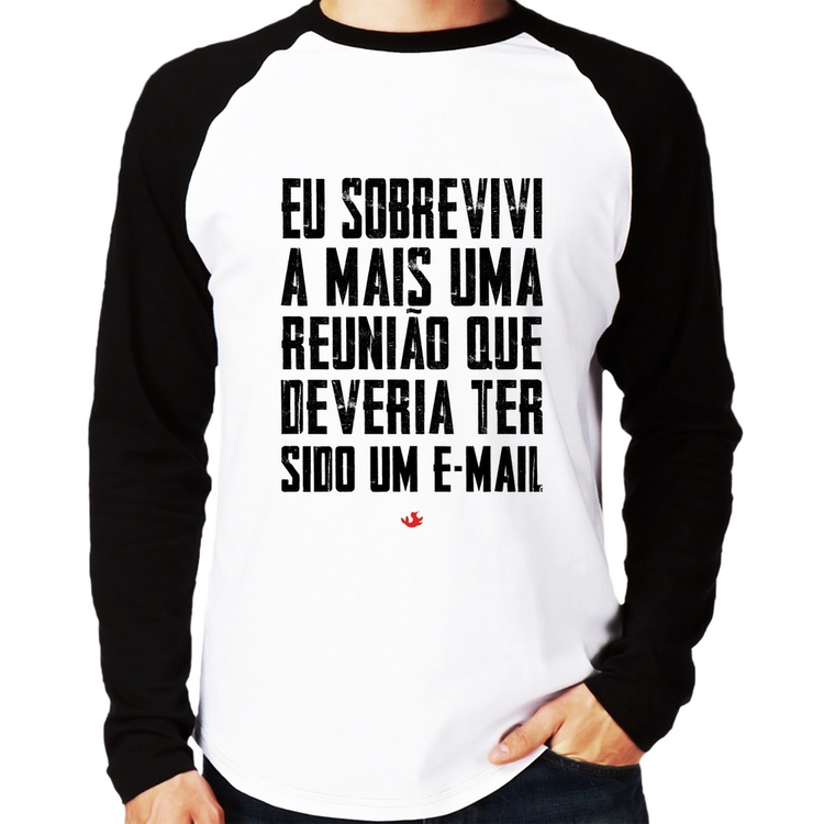 Camiseta Raglan Eu sobrevivi a mais uma reunião que deveria ter sido um e-mail Manga Longa