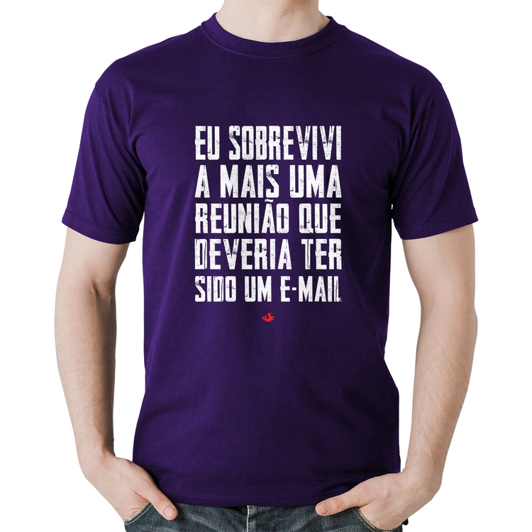 Camiseta Algodão Eu sobrevivi a mais uma reunião que deveria ter sido um e-mail - Roxa
