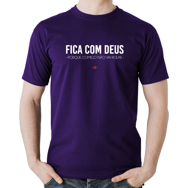 Camiseta Algodão Fica com Deus porque comigo não vai rolar - Roxa