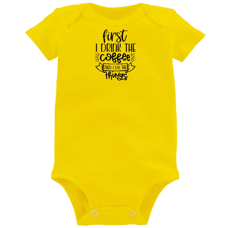 Body Bebê First I drink the coffee then I do the things - Amarelo