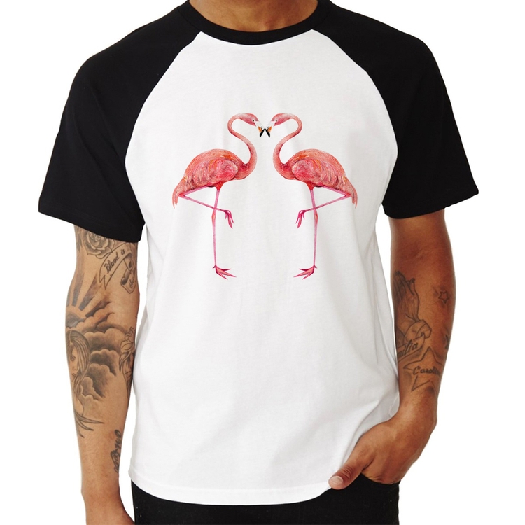 Camiseta Raglan Flamingos coração