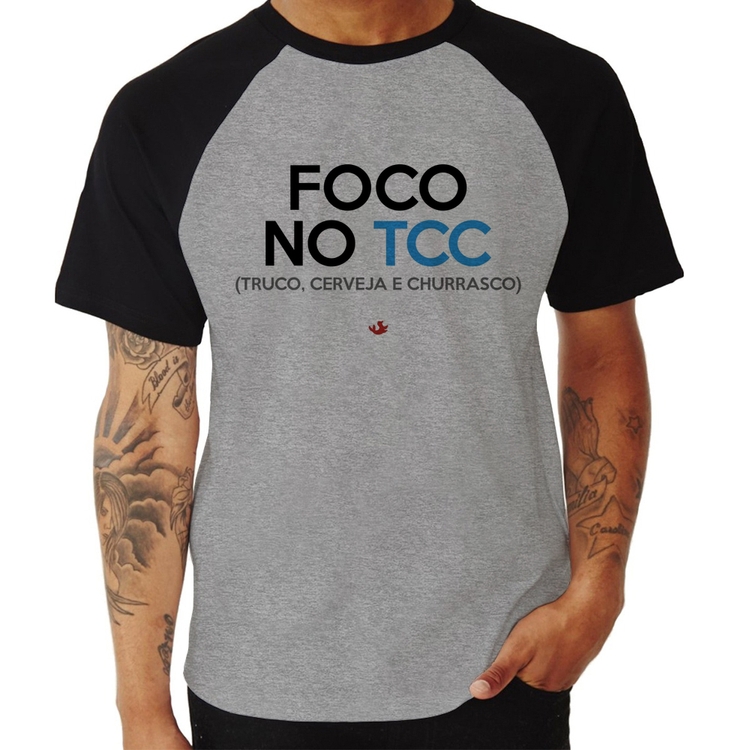 Camiseta Raglan Foco no TCC (Truco, Cerveja e Churrasco) - Cinza/Preto