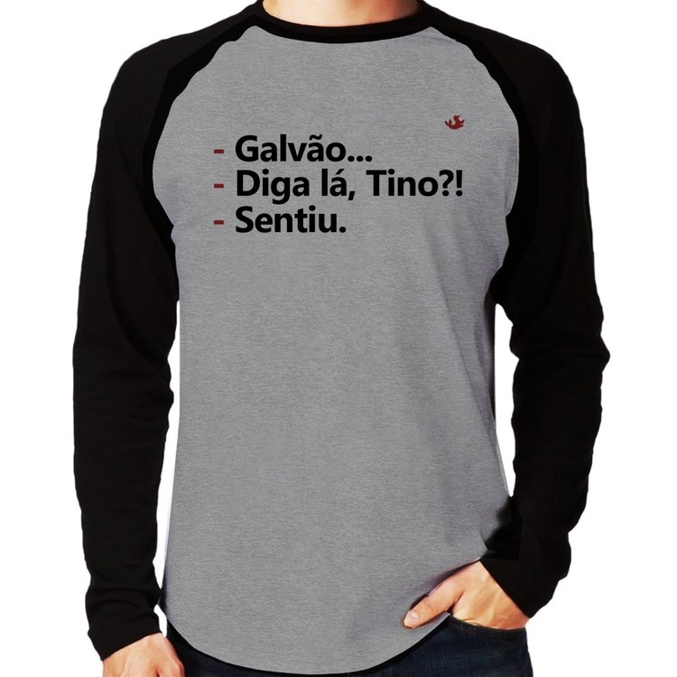 Camiseta Raglan Galvão... Diga lá, Tino?! Sentiu. Manga Longa - Cinza/Preto