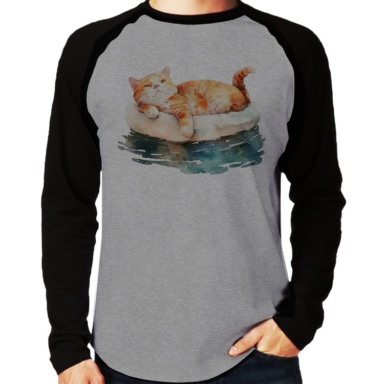 Camiseta Raglan Gatinho Relaxando na Bóia Manga Longa - Cinza/Preto