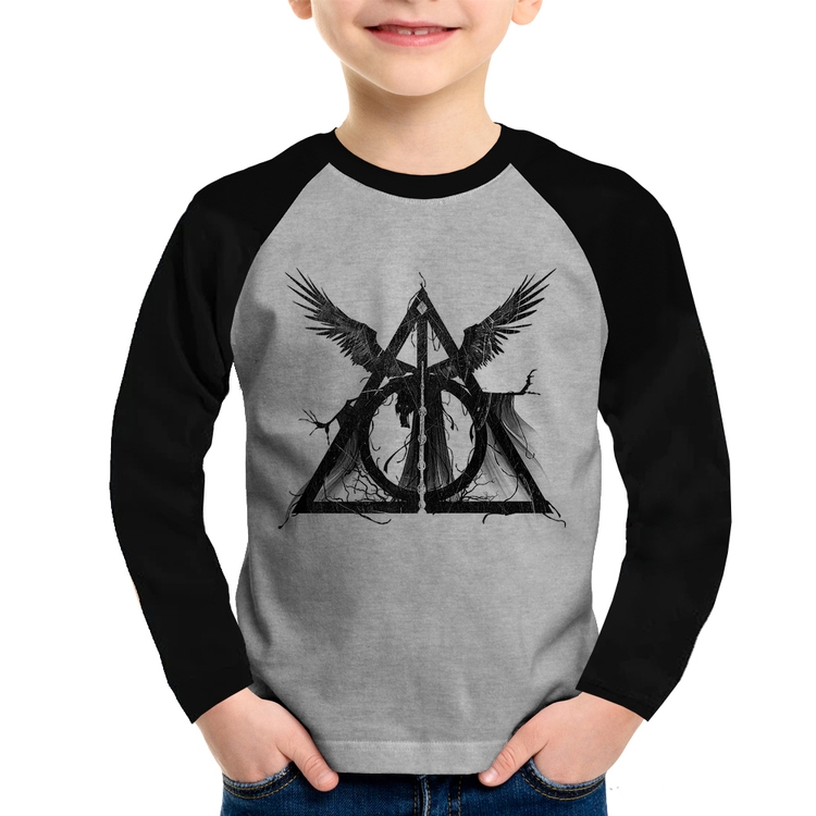 Camiseta Raglan Infantil The Tale of the Three Brothers Manga Longa - Cinza/Preto