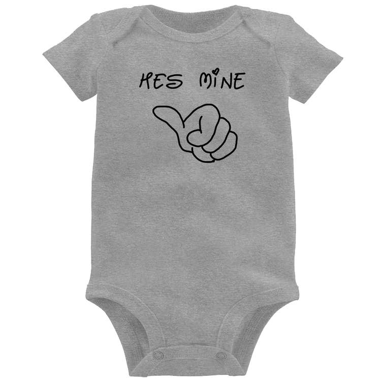 Body Bebê He's Mine - Cinza