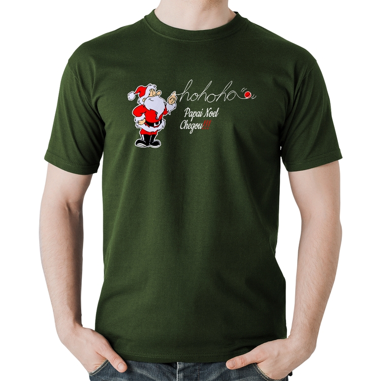 Camiseta Algodão Ho Ho Ho Papai Noel Chegou - Musgo