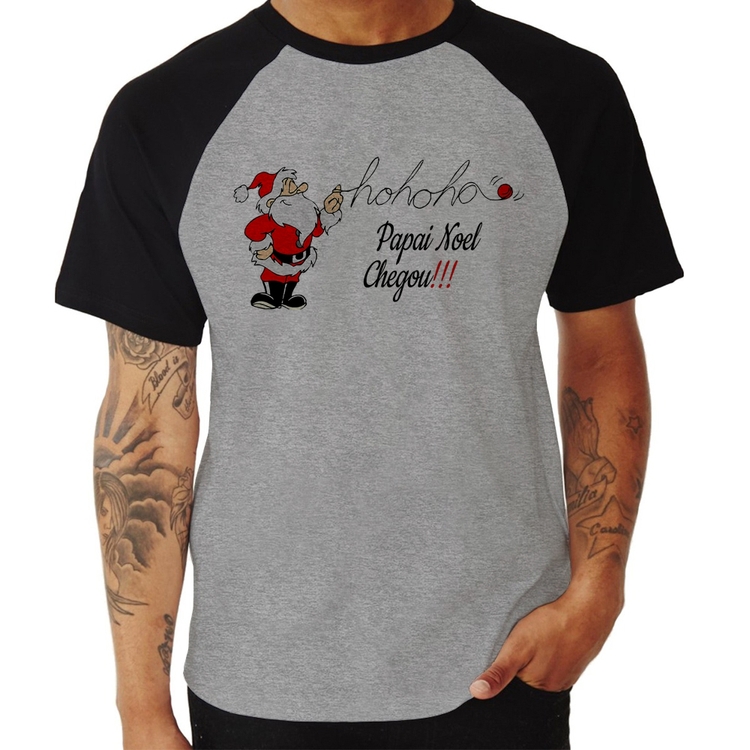 Camiseta Raglan Ho Ho Ho Papai Noel Chegou - Cinza/Preto