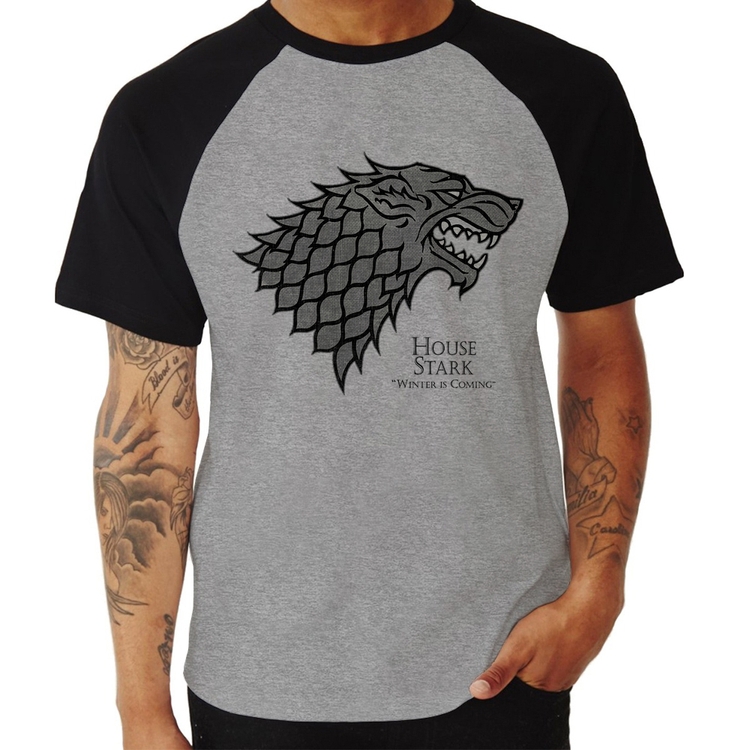 Camiseta Raglan House Stark: Winter is Coming - Cinza/Preto