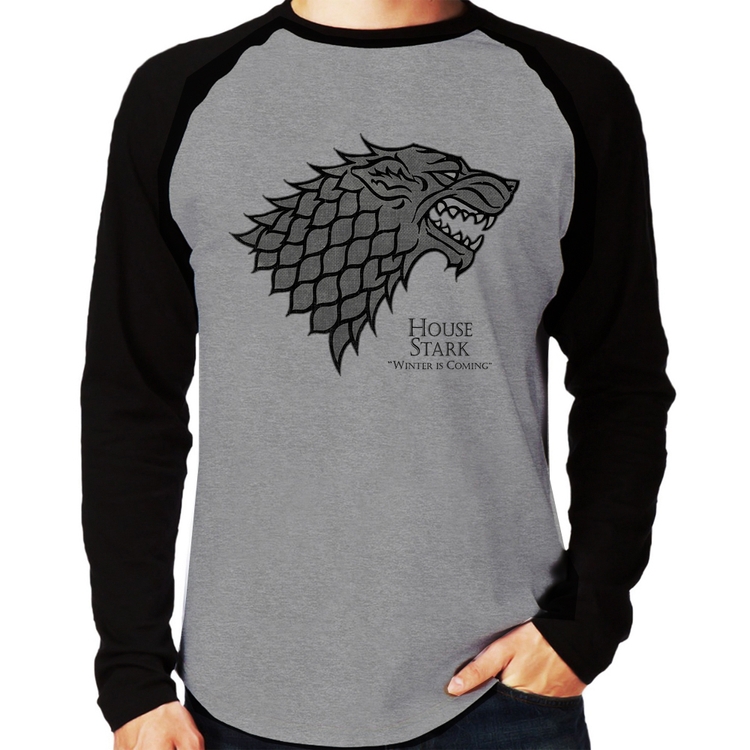 Camiseta Raglan House Stark: Winter is Coming Manga Longa - Cinza/Preto