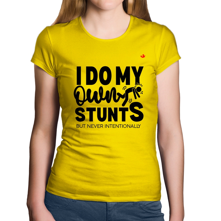 Baby Look Algodão I do my own stunts but never intentionally - Amarela