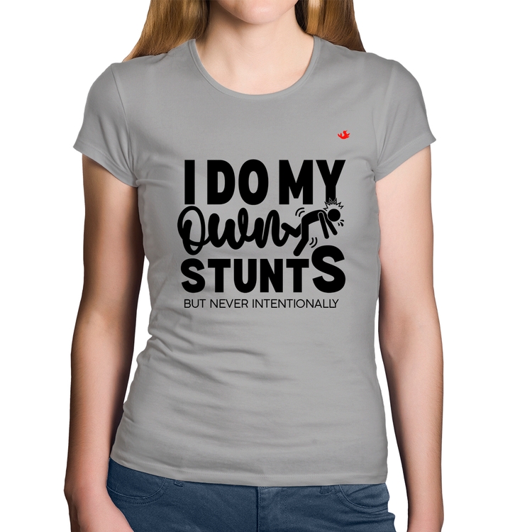 Baby Look Algodão I do my own stunts but never intentionally - Cinza