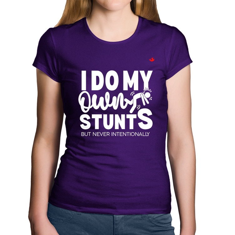 Baby Look Algodão I do my own stunts but never intentionally - Roxa