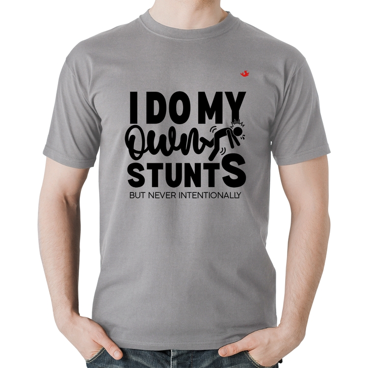 Camiseta Algodão I do my own stunts but never intentionally - Cinza