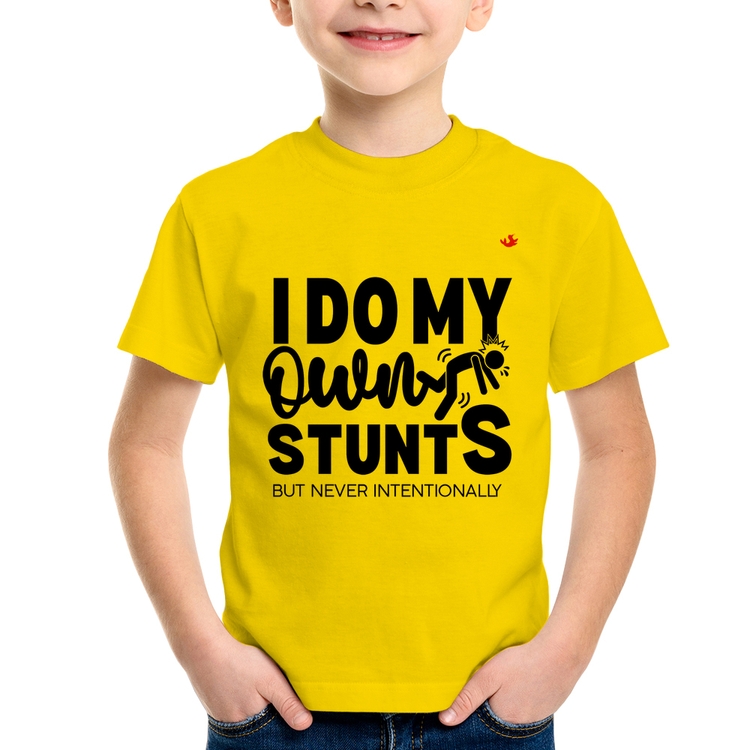 Camiseta Infantil I do my own stunts but never intentionally - Amarela