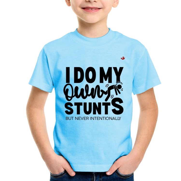 Camiseta Infantil I do my own stunts but never intentionally - Azul Bebê