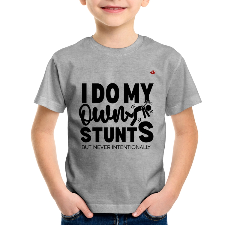Camiseta Infantil I do my own stunts but never intentionally - Cinza
