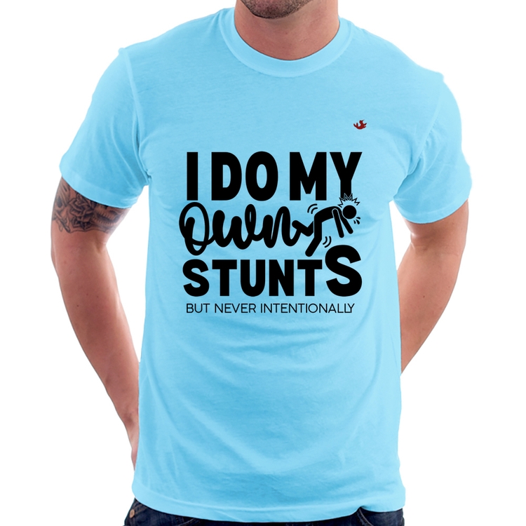 Camiseta I do my own stunts but never intentionally - Azul Bebê