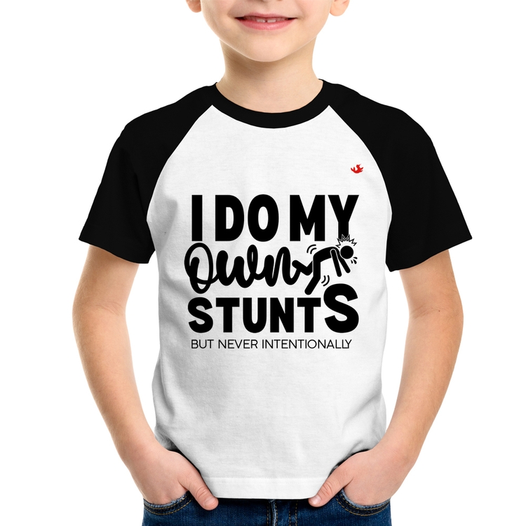 Camiseta Raglan Infantil I do my own stunts but never intentionally