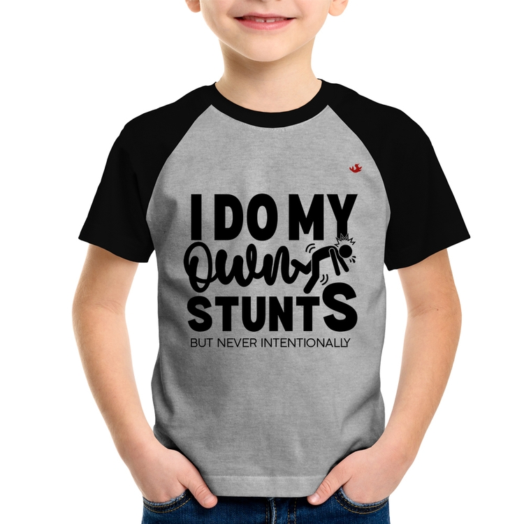 Camiseta Raglan Infantil I do my own stunts but never intentionally - Cinza/Preto