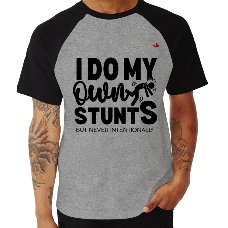 Camiseta Raglan I do my own stunts but never intentionally - Cinza/Preto