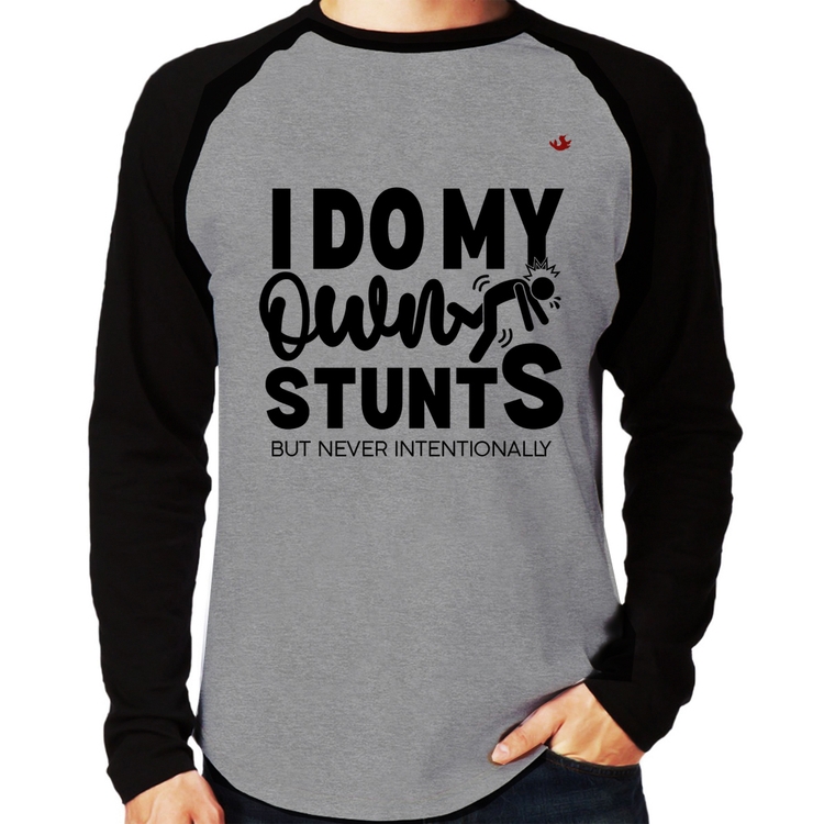 Camiseta Raglan I do my own stunts but never intentionally Manga Longa - Cinza/Preto