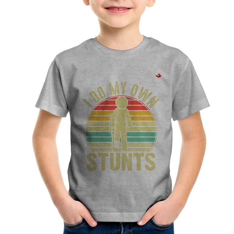 Camiseta Infantil I do my own stunts - Cinza
