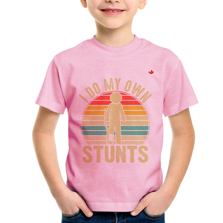 Camiseta Infantil I do my own stunts - Rosa Bebê