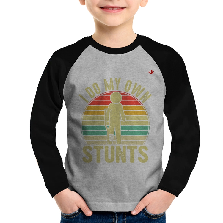 Camiseta Raglan Infantil I do my own stunts Manga Longa - Cinza/Preto