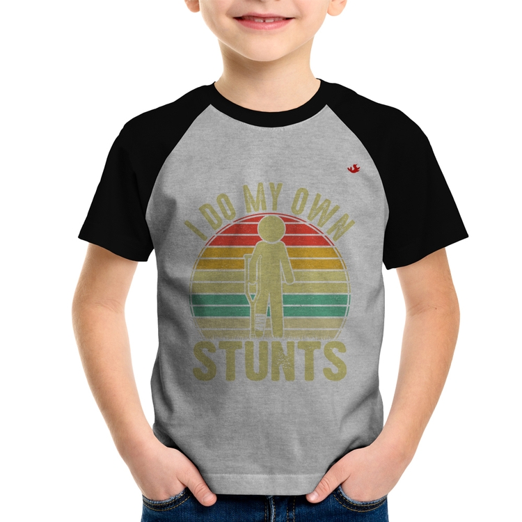 Camiseta Raglan Infantil I do my own stunts - Cinza/Preto