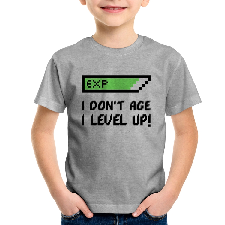 Camiseta Infantil I Don't Age, I Level Up - Cinza