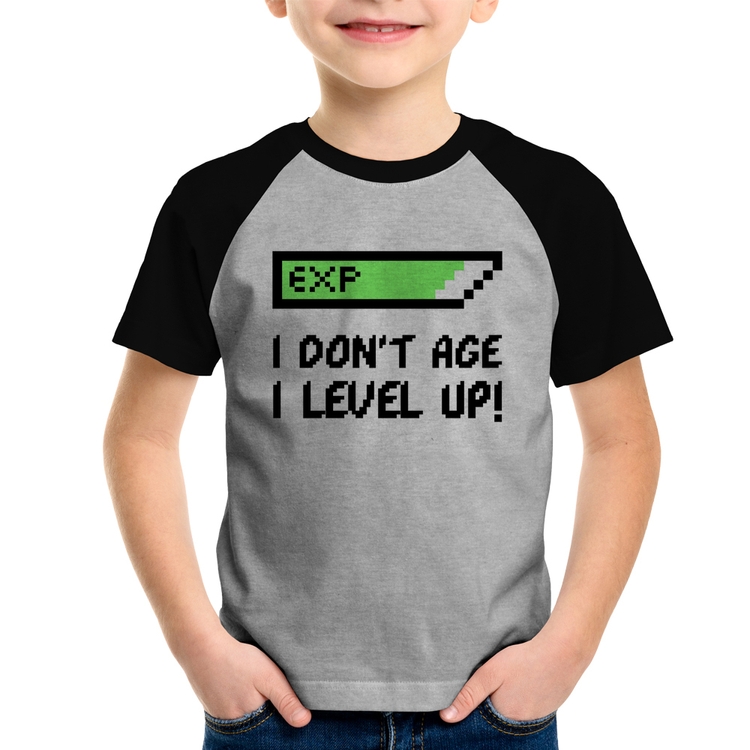 Camiseta Raglan Infantil I Don't Age, I Level Up - Cinza/Preto