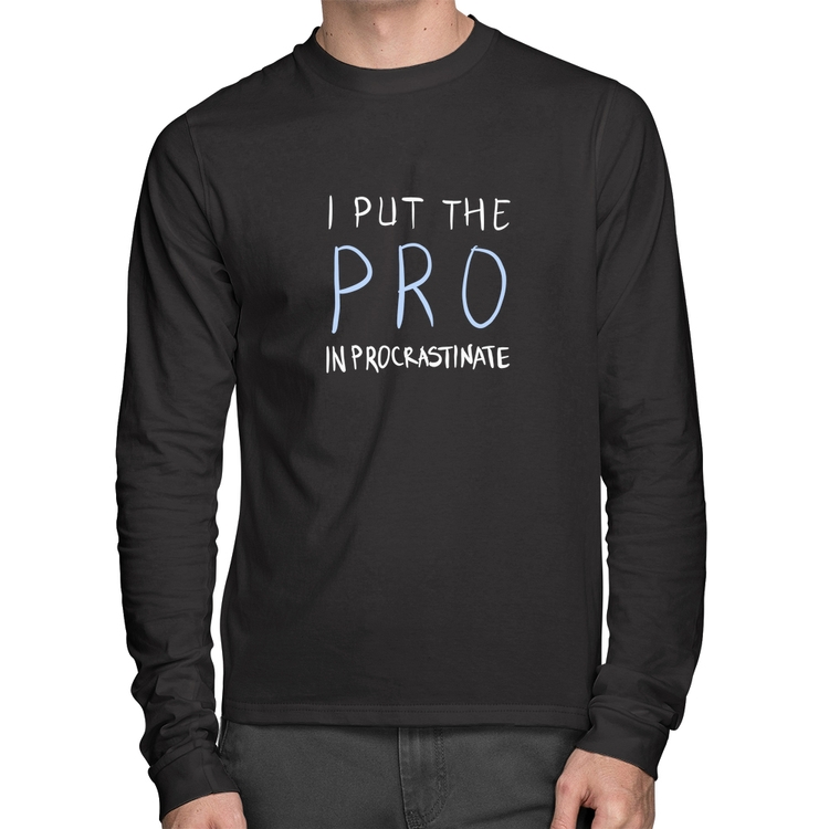 Camiseta Algodão I put the pro in procrastinate Manga Longa