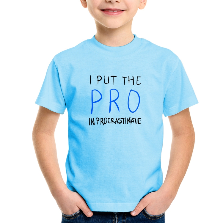 Camiseta Infantil I put the pro in procrastinate - Azul Bebê