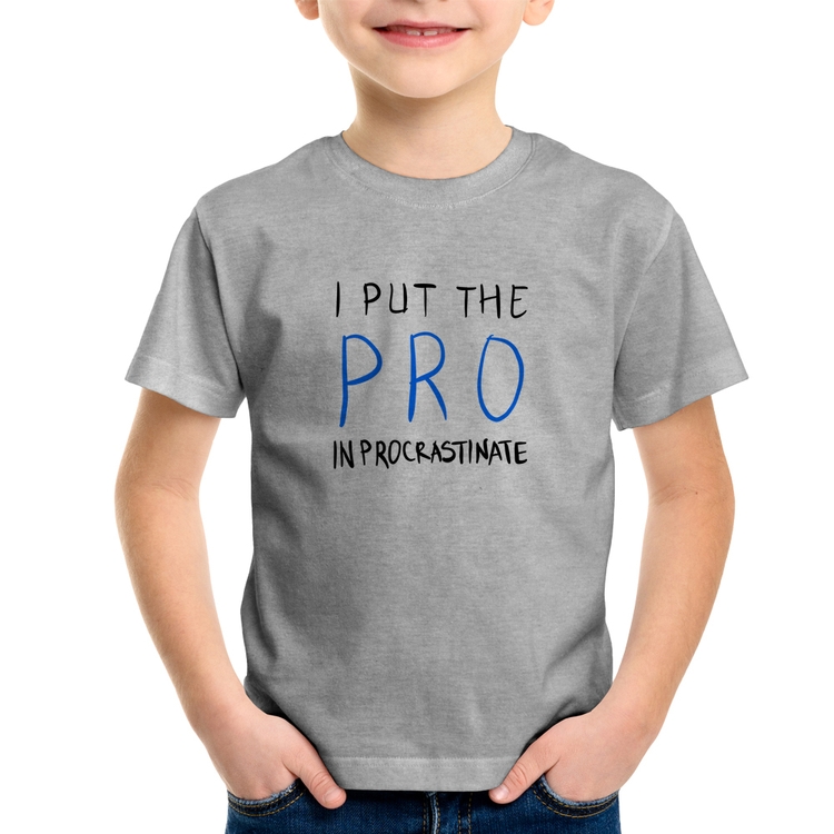 Camiseta Infantil I put the pro in procrastinate - Cinza