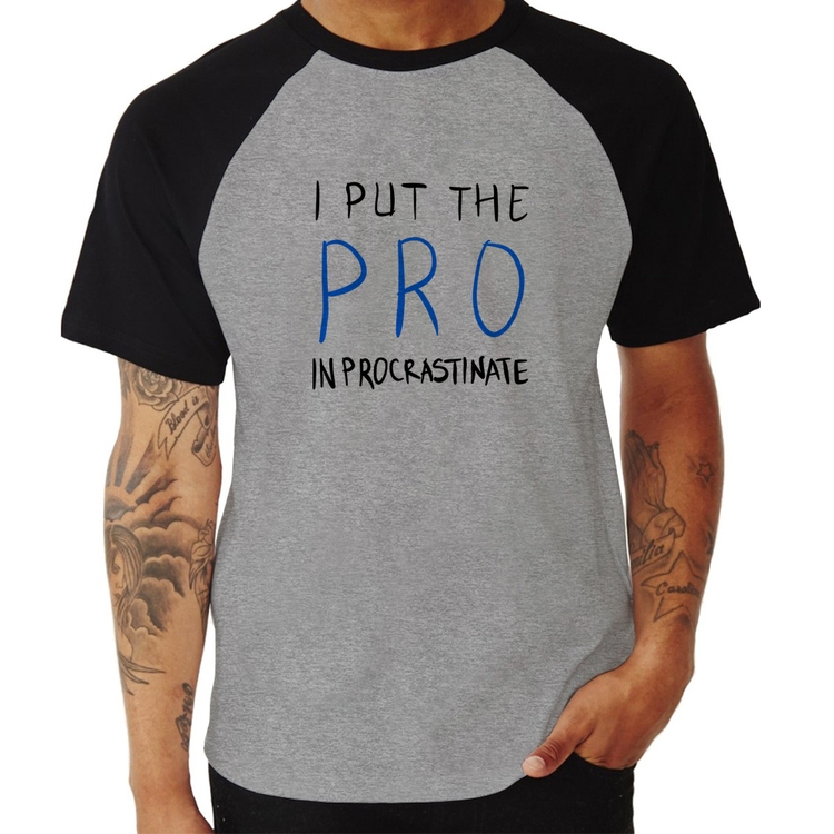 Camiseta Raglan I put the pro in procrastinate - Cinza/Preto