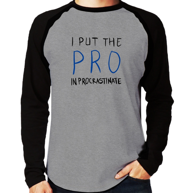 Camiseta Raglan I put the pro in procrastinate Manga Longa - Cinza/Preto