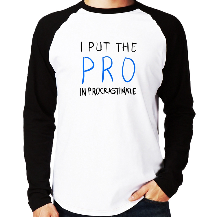 Camiseta Raglan I put the pro in procrastinate Manga Longa