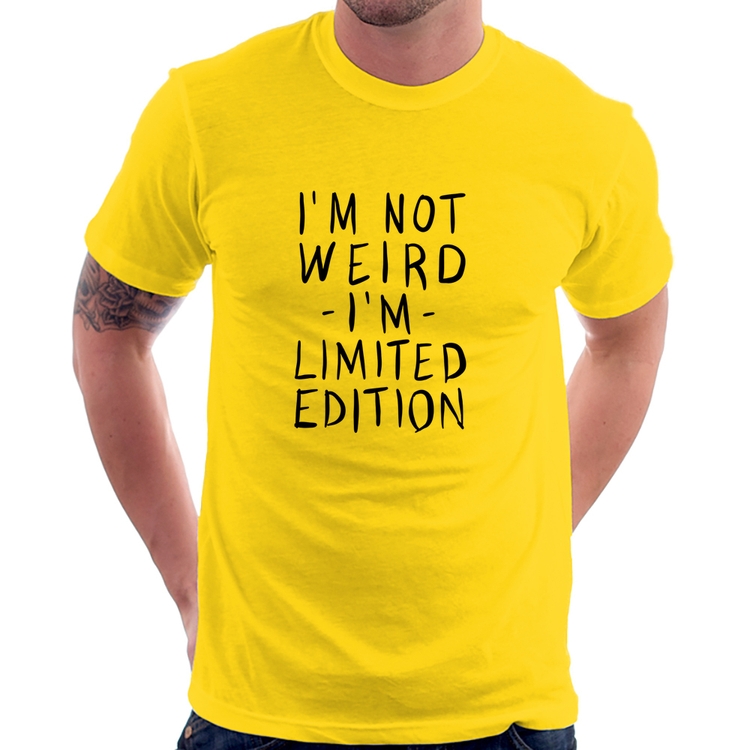 Camiseta Im not weird Im limited edition - Amarela