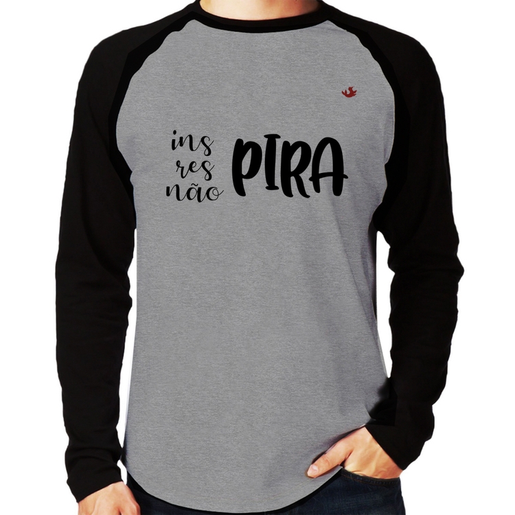 Camiseta Raglan Inspira, respira, não pira Manga Longa - Cinza/Preto