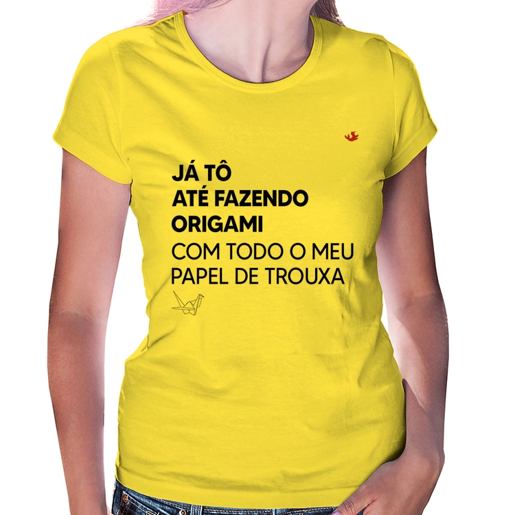 Baby Look Já tô até fazendo origami com todo o meu papel de trouxa - Amarela