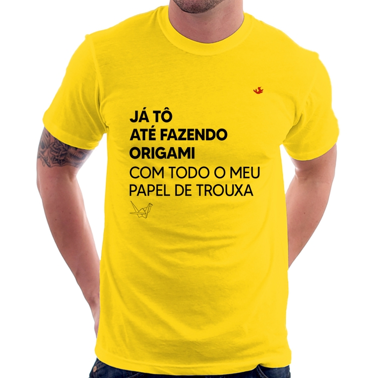Camiseta Já tô até fazendo origami com todo o meu papel de trouxa - Amarela
