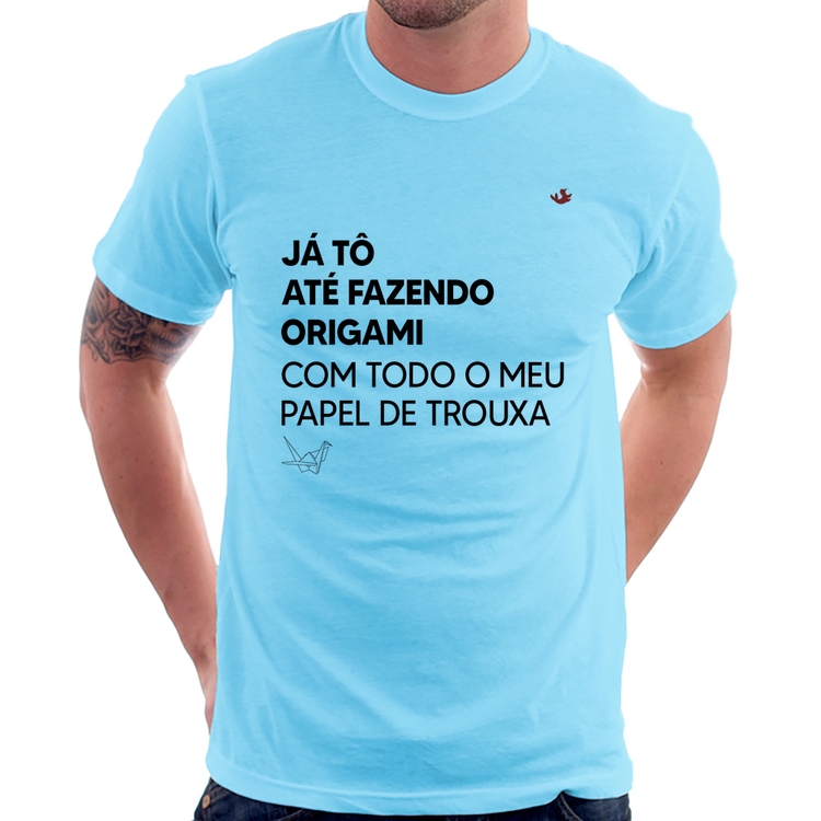 Camiseta Já tô até fazendo origami com todo o meu papel de trouxa - Azul Bebê